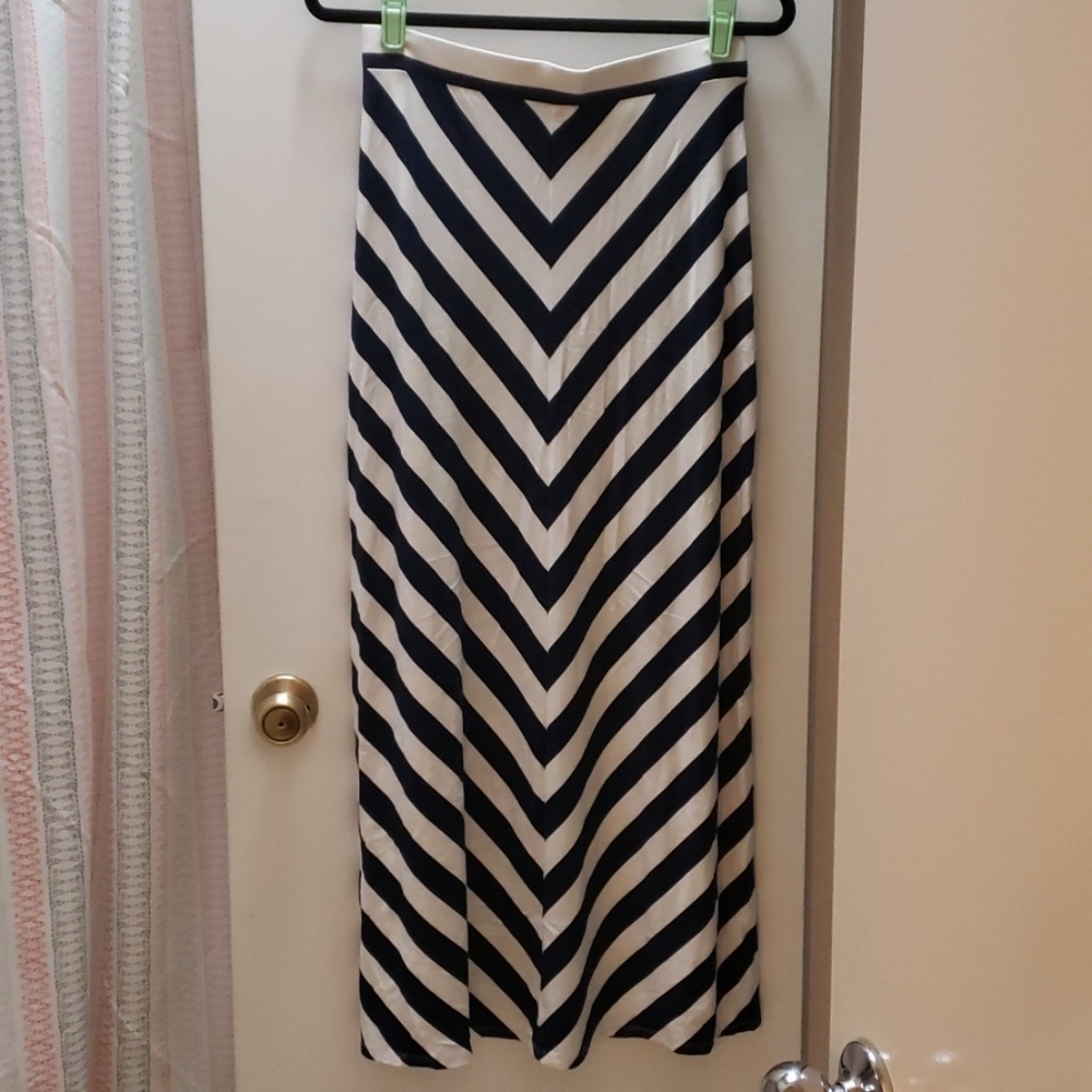 Navy and whit skirt. Great condition